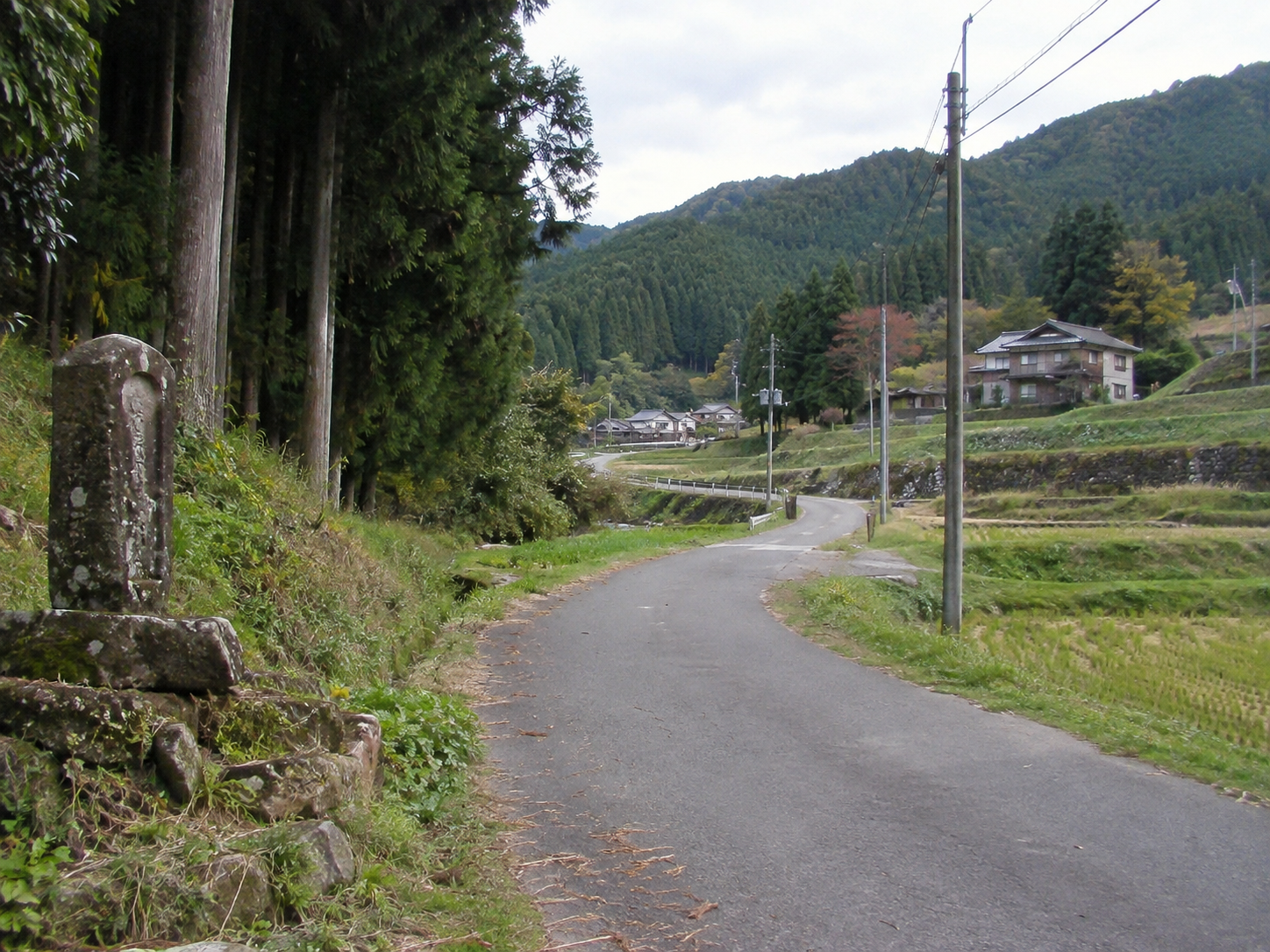 隣県の山間部にある古い生活道と石の道標