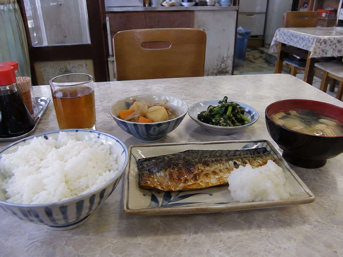 港の食堂で撮った焼き魚定食